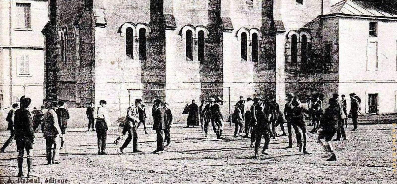 2233- Alger-Saint-Eugene - Ecole N.D. d'Afrique - Cour Recreation des Grands2.jpg